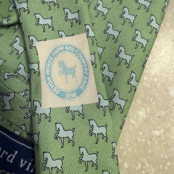 Vineyard Vines Green Horse Print Silk Tie Elegant and Fun Accessory - Picture 4 of 5